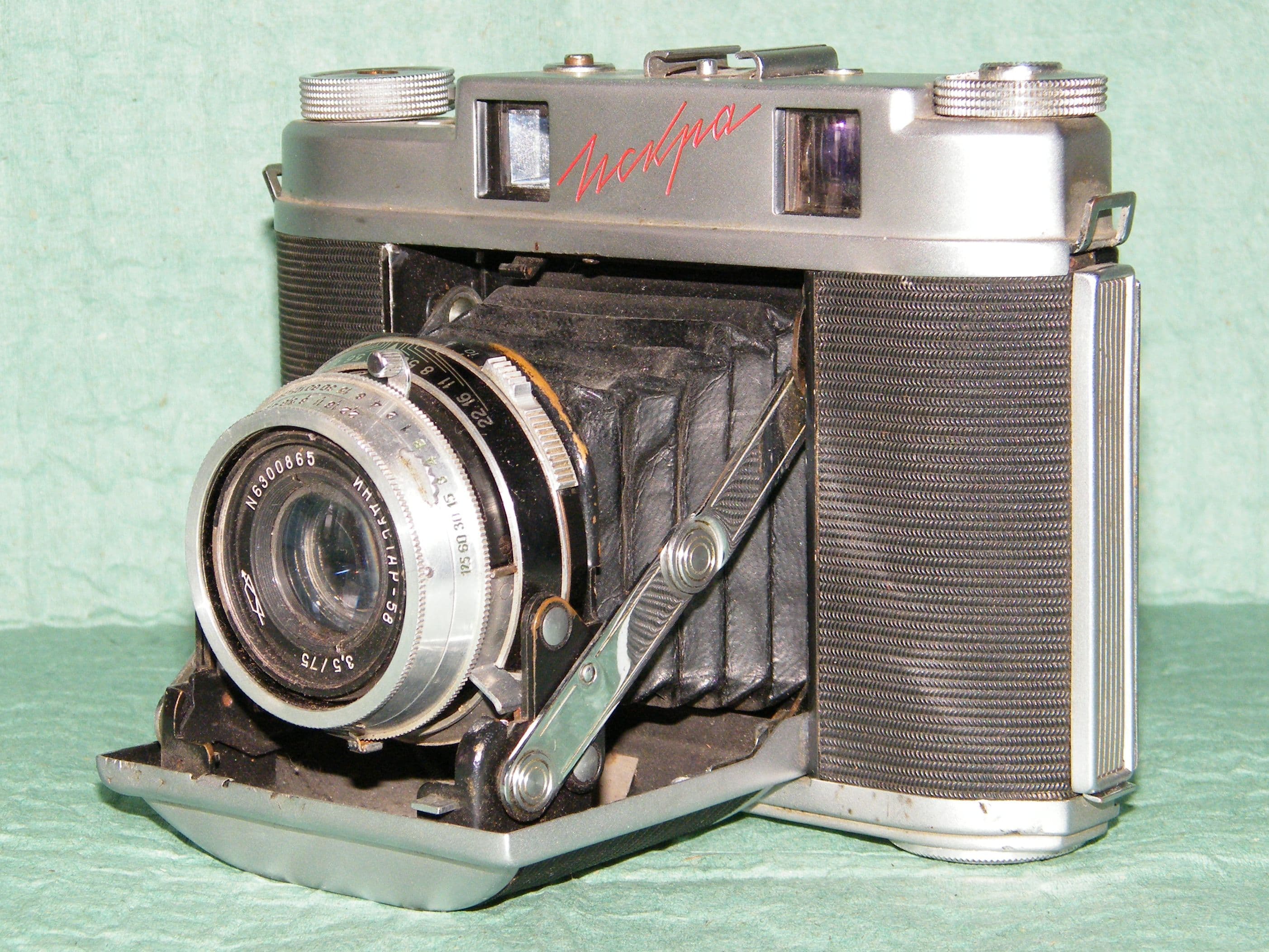 KMZ Iskra-1 (1960) — rangefinder-medium-format film camera