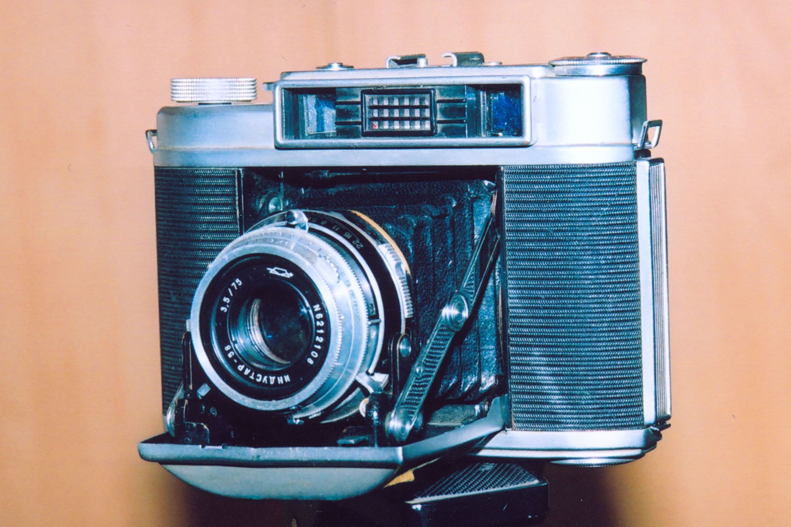 KMZ Iskra-2 (1963) — rangefinder-medium-format film camera