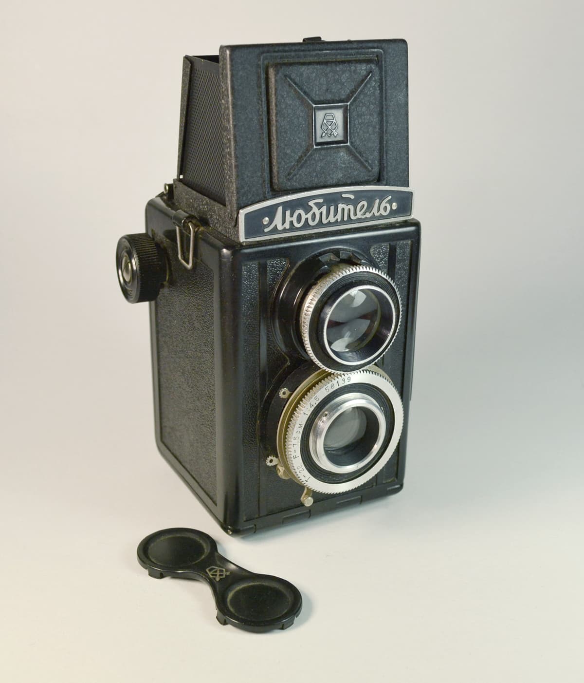 GOMZ Lubitel (1949) — tlr-medium-format film camera