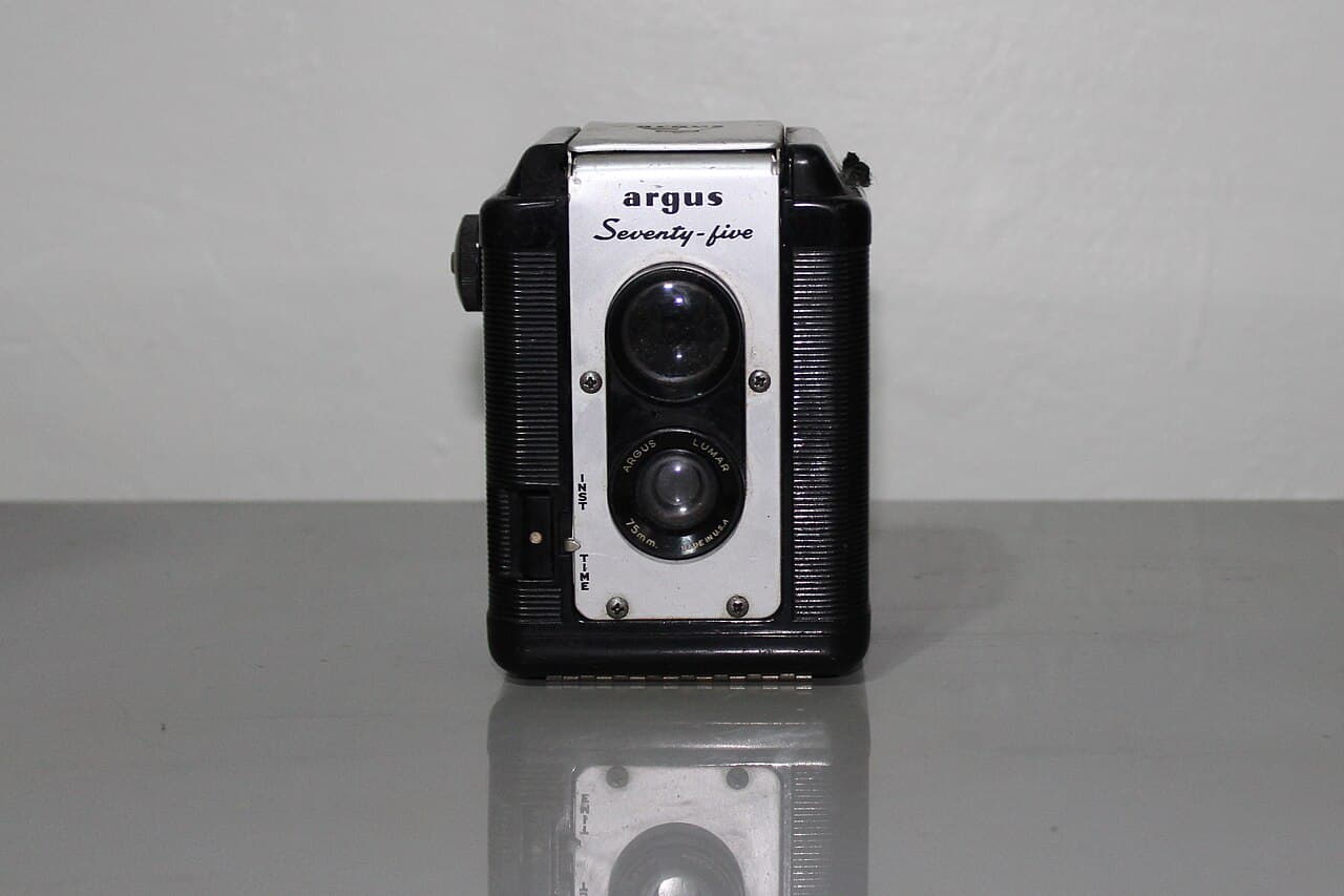 Argus 75 (1949) — toy-novelty film camera